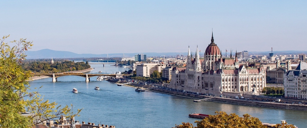 Vista panorámica de Budapest, la mejor ciudad para estudiantes extranjeros en Hungría, con el río Danubio y su famoso Parlamento.